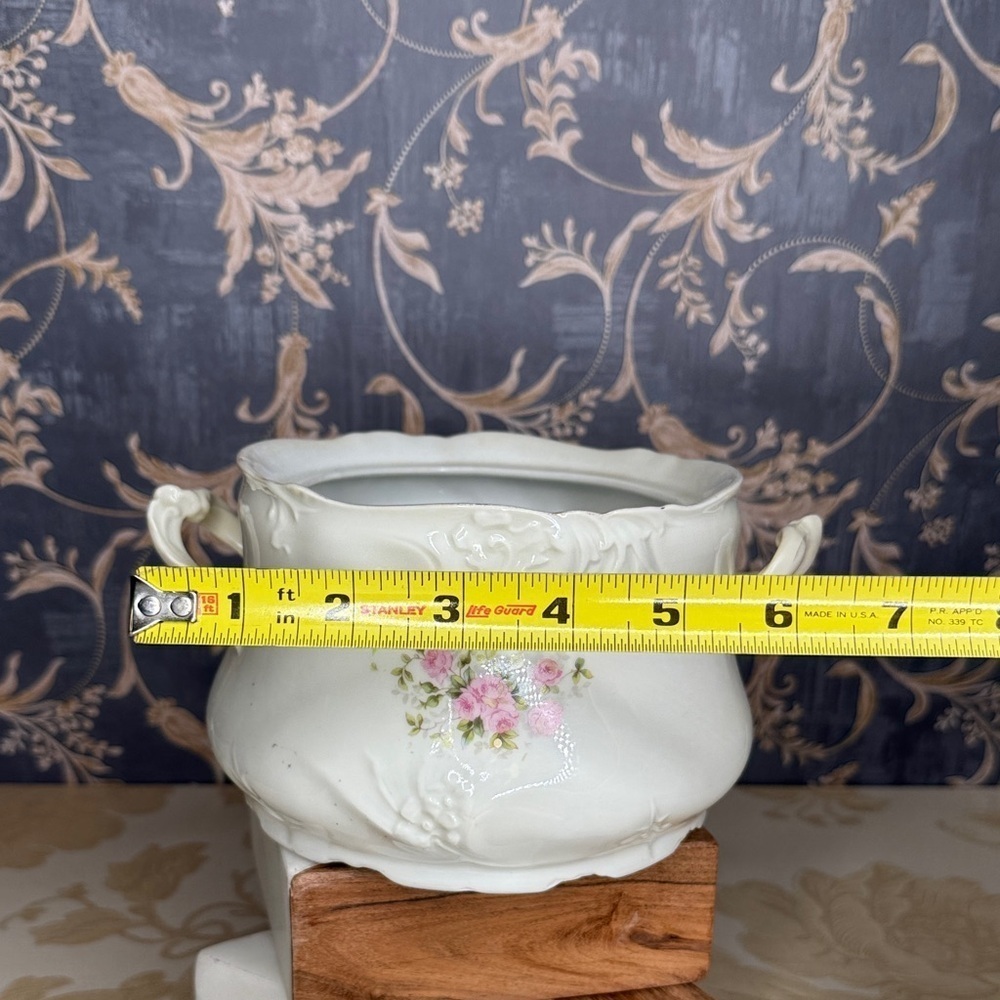 Vintage Porcelain Floral Pot With Lid and Handles - Picture 7 of 8